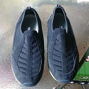 Womens Easy spirit slipon comfort tennis shoes.